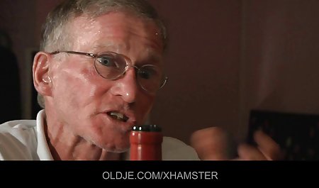 堤Cougar seduces オナニー 自 撮り stepdaughterティーンとぶつ彼女の滑り